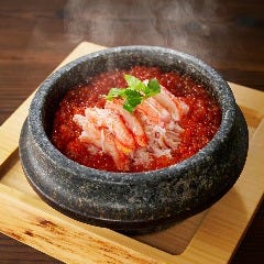 ずわい蟹とイクラのコシヒカリ石釜炊き込み飯 Dynamic Kitchen & Bar 響 新宿サザンタワー店_ずわい蟹とイクラのコシヒカリ石釜炊き込み飯