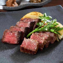 黒毛和牛サーロイン・赤身肉 ステーキ2種食べ比べ(各50g)100g Dynamic Kitchen & Bar 響 新宿サザンタワー店_黒毛和牛サーロイン・赤身肉 ステーキ2種食べ比べ(各50g)100g