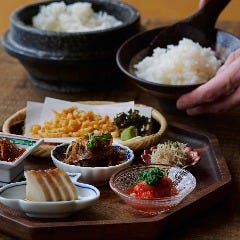 Dynamic Kitchen ＆ Bar 響 新宿サザンタワー店_奥能登 特別栽培 棚田米 コシヒカリ石釜炊き　ご飯のお供六種