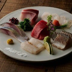 Dynamic Kitchen ＆ Bar 響 新宿サザンタワー店_刺身六種盛り合わせ