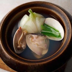 Dynamic Kitchen ＆ Bar 響 新宿サザンタワー店_千葉県九十九里　鍋天然地はまぐりと新玉ねぎの貝鍋