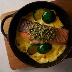 Dynamic Kitchen ＆ Bar 響 新宿サザンタワー店_北海道　時鮭(ときしらず)と芽キャベツの山椒バターオーブン焼き