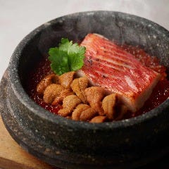 Dynamic Kitchen ＆ Bar 響 新宿サザンタワー店_炙り金目鯛　漬けイクラ　生雲丹　石釜炊き込み飯