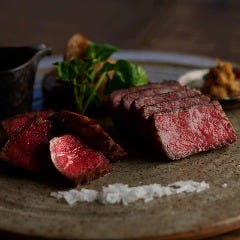 Dynamic Kitchen ＆ Bar 響 新宿サザンタワー店_黒毛和牛サーロイン・赤身肉　ステーキ２種食べ比べ（各50g）100g