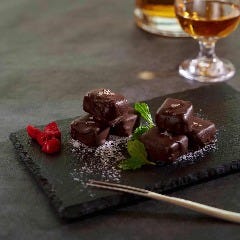 Dynamic Kitchen ＆ Bar 響 新宿サザンタワー店_"響香る"塩生チョコレート