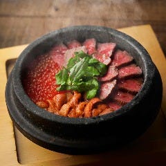 黒毛和牛 牛骨生姜出汁 漬けいくら・生雲丹 石釜炊き Dynamic Kitchen & Bar 響 新宿サザンタワー店_黒毛和牛 牛骨生姜出汁 漬けいくら・生雲丹 石釜炊き