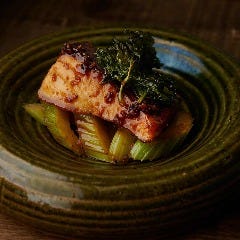 高知県「須崎カンパチ」須崎カンパチとセロリの海老醤焼き Dynamic Kitchen & Bar 響 新宿サザンタワー店_高知県「須崎カンパチ」須崎カンパチとセロリの海老醤焼き