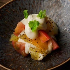 愛南ゴールド・フルーツトマトのクリームチーズの白和え ~大浜大豆豆乳使用~ Dynamic Kitchen & Bar 響 新宿サザンタワー店_愛南ゴールド・フルーツトマトのクリームチーズの白和え ~大浜大豆豆乳使用~