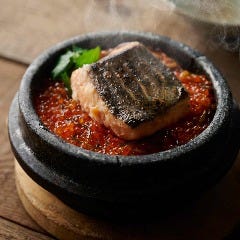 北海道日高沖 秋鮭「銀聖」・松前いくら 石釜炊き込み飯 Dynamic Kitchen & Bar 響 新宿サザンタワー店_北海道日高沖 秋鮭「銀聖」・松前いくら 石釜炊き込み飯
