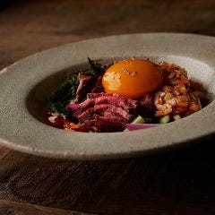 黒毛和牛ローストビーフの山椒辛みユッケ Dynamic Kitchen & Bar 響 新宿サザンタワー店_黒毛和牛ローストビーフの山椒辛みユッケ