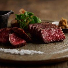 黒毛和牛鉄板焼き 黒酢黒大蒜ソース・神楽南蛮味噌・矢堅目の塩 Dynamic Kitchen & Bar 響 新宿サザンタワー店_黒毛和牛鉄板焼き 黒酢黒大蒜ソース・神楽南蛮味噌・矢堅目の塩