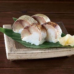 焼き鯖と〆鯖棒寿司盛り合わせ Dynamic Kitchen & Bar 響 新宿サザンタワー店_焼き鯖と〆鯖棒寿司盛り合わせ