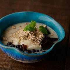 杏仁豆花-トウファ- 仙草ゼリーと大浜大豆きな粉かけ Dynamic Kitchen & Bar 響 新宿サザンタワー店_杏仁豆花-トウファ- 仙草ゼリーと大浜大豆きな粉かけ