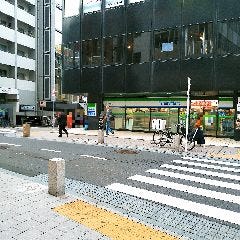 右手に見えてくるFamilyMartを目印に、
FamilyMart方向へ横断歩道を渡り、
右折します。