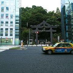 日枝神社前の鳥居前の信号を渡ります。