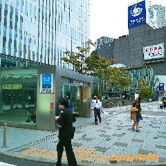 赤坂見附駅（11番出口）を左手に見ながら通過します。