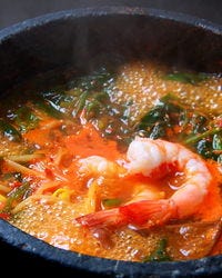 【石焼チゲ】ピリ辛の韓国鍋！
寒い時期にはぴったりです！