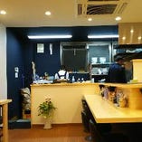 お店全体が見渡せるオープンスタイルの店内♪