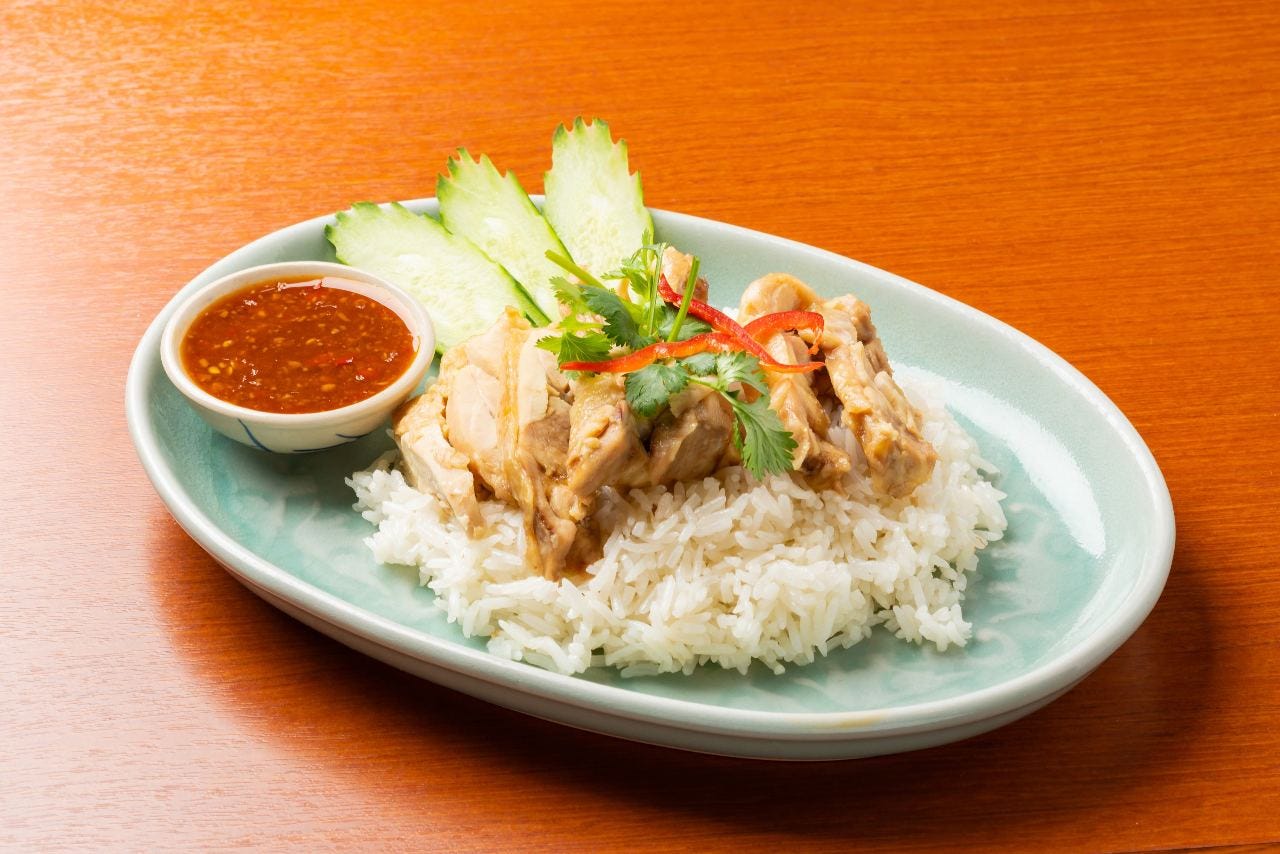 ターコイズブルーの器に盛られたカオマンガイ