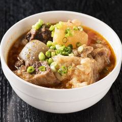 とろとろ牛すじをじっくり煮込み、旨みが染み込む一品