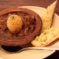 こだわりの牛すじ煮込みはガーリックトーストを付けてどうぞ。