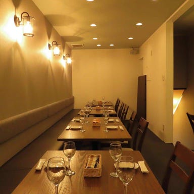 肉とチーズとクラフトビール Little Kitchen(リトルキッチン)_暖色の照明が灯るゆったり落ち着いた空間の中、ゆったりお食事を