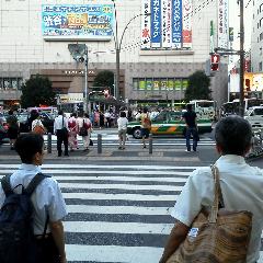 駅前ロータリーを渡り三井住友銀行前へ