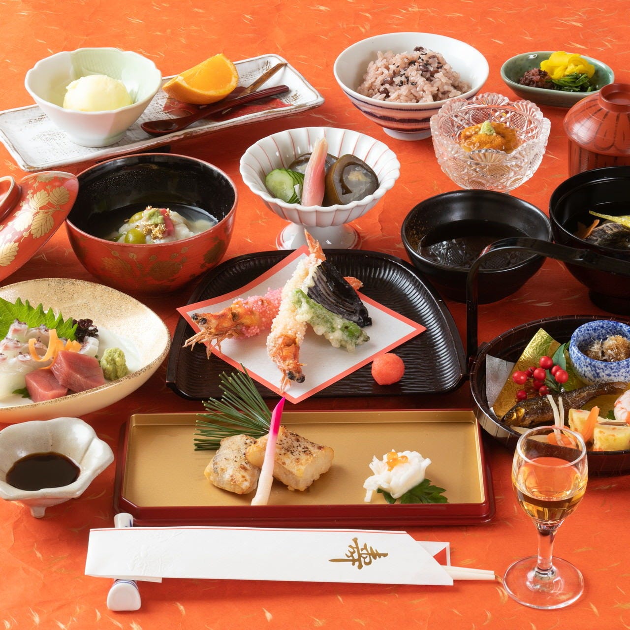 京懐石コース、各種鍋料理など多彩なメニューをご用意