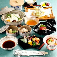 「湯豆腐御膳」人気の湯豆腐をメインに季節のお造り、天ぷらなどが付いた御膳です。