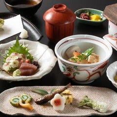 「小鉢御膳」季節の味わいが一度に楽しめる御膳です。