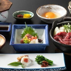 「牛鍋弁当」国産牛のすき焼き鍋にお造りが付いたセットです。