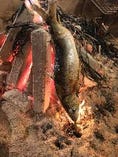 市場の鮮魚を囲炉裏でじっくり焼きあげます。