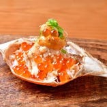 メディアやSNSでも頻繁に取り上げられる蟹ユッケ甲羅寿司！