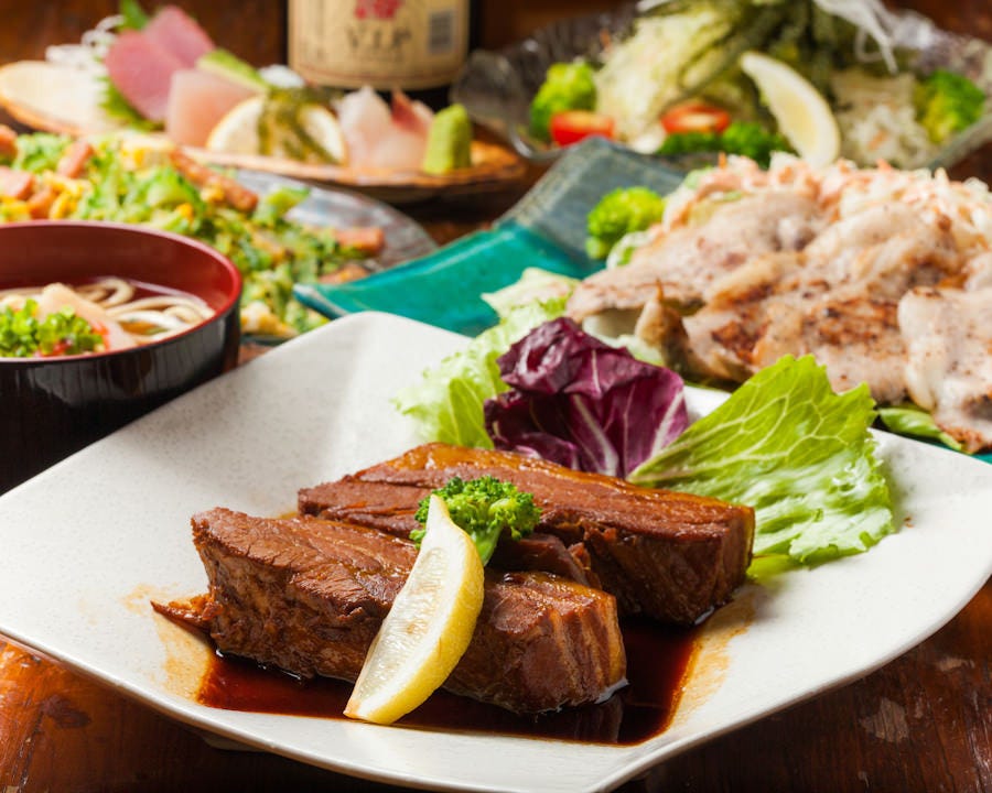 沖縄の郷土料理が堪能できます！
定番はボリューム満点ラフティ