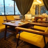 1人掛けのソファーチェアーは居心地◎！ついつい気分も良くなって話が弾んじゃいます！岡山県のブランド家具ELDのソファーチェアーとテーブルです！テーブルもソファーチェアーの高さに合わしたテーブルだから、食事もしやすい！