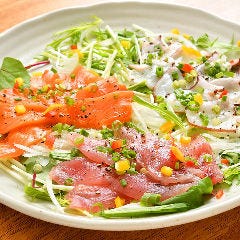 見た目も鮮やかな『本日のカルパッチョ』は前菜にピッタリの一皿