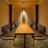 《2階テーブル個室｜6・8名様まで》ぬくもりを灯す間接照明と、やわらかな温もりを感じさせる木のインテリアが調和する空間