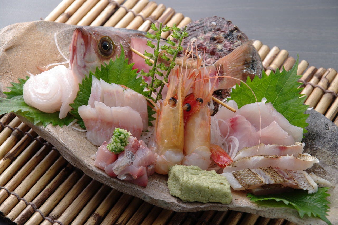 日本海、輪島漁港から魚介類直送～東野漁師一押しの魚が食せる店 