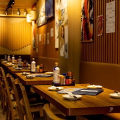 【京成上野駅C7出口より徒歩1分】紺色の暖簾が和情緒漂う当店は気軽にご来店しやすい路面店！店内は木の温もりを感じる和モダンな空間が広がります。