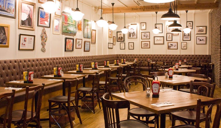 木目とブラウンを基調としたバビーズ 二子玉川の店内