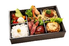 和牛肉のステーキと車エビ、鮮魚ホタテなど京洋食のおもてなし弁当