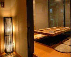 一枚板の自慢の【個室】 入口は長いのれんがある為、寛げます