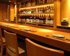 カウンター席は銘酒を眺めながら ゆったりと。お二人様に最適です