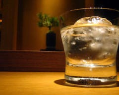 オーダー毎に砕いてだす丸氷。溶けにくい為、最後まで美味です。