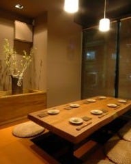 木に囲まれた癒しの店内 どのお席でもゆったりできます。