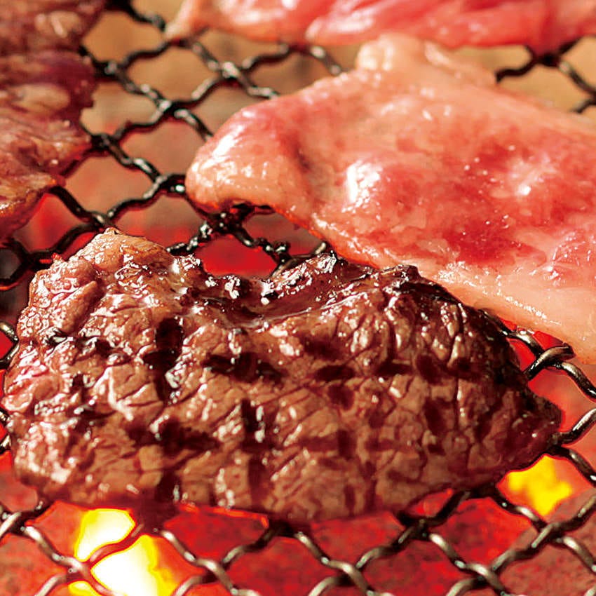 焼き網の上で焼肉を焼いている様子