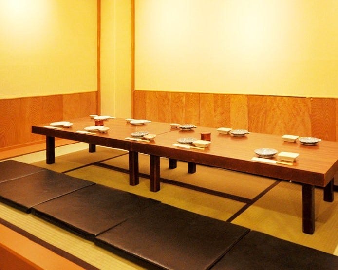 たたみ風の床に木のローテーブル、座敷となっている半個室