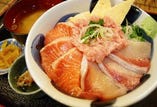 ■ランチ鰤サーモンネギトロ三色丼1100円酢飯お椀おかわり無料■