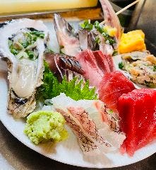 さかなやいいとこ名物　豊洲市場の豪華刺身ブツ切り盛合せ