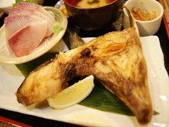 炙りものは日により異なります。鰤や鯛…あら塩でどうぞ